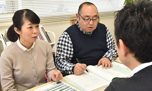 国や自治体の補助金に関する説明風景